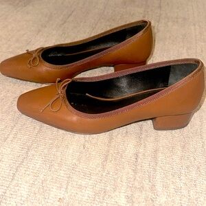 Veronica Beard Cecile 30m pumps. camel. size 5.5